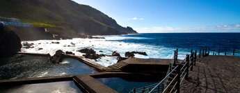 Blick über die Becken von Piscinas de La Fajana entlang der Küste von La Palma