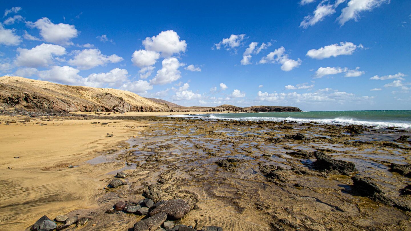 der Strand Caleta del Congrio mit der Sandbucht Puerto Muela de Abajo im Hintergrund