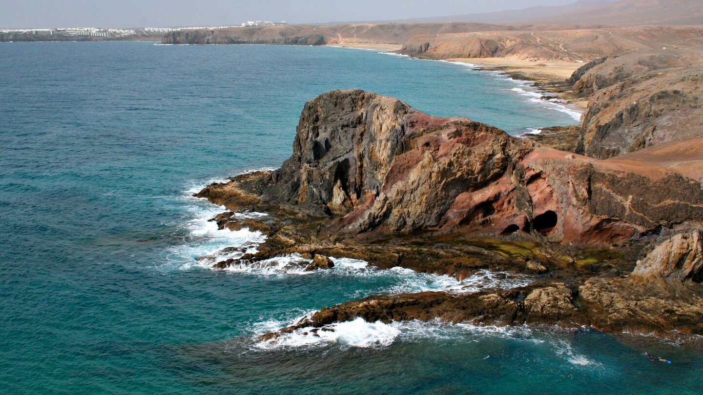 imposante Felsformation an der Papagayo-Bucht mit den Stränden im Hintergrund