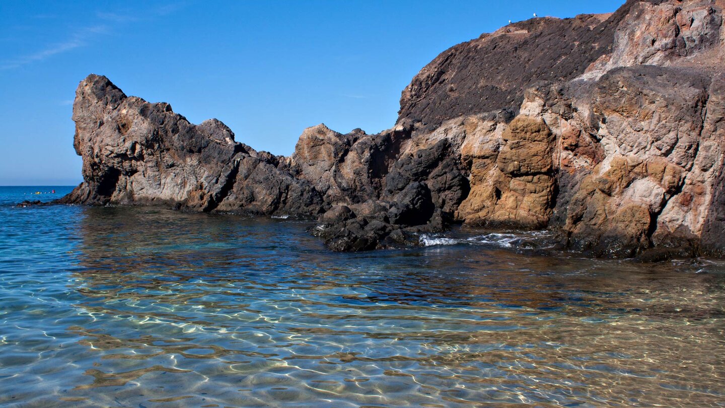 kristallklares Wasser in der Bucht Playa de Papagayo auf Lanzarote