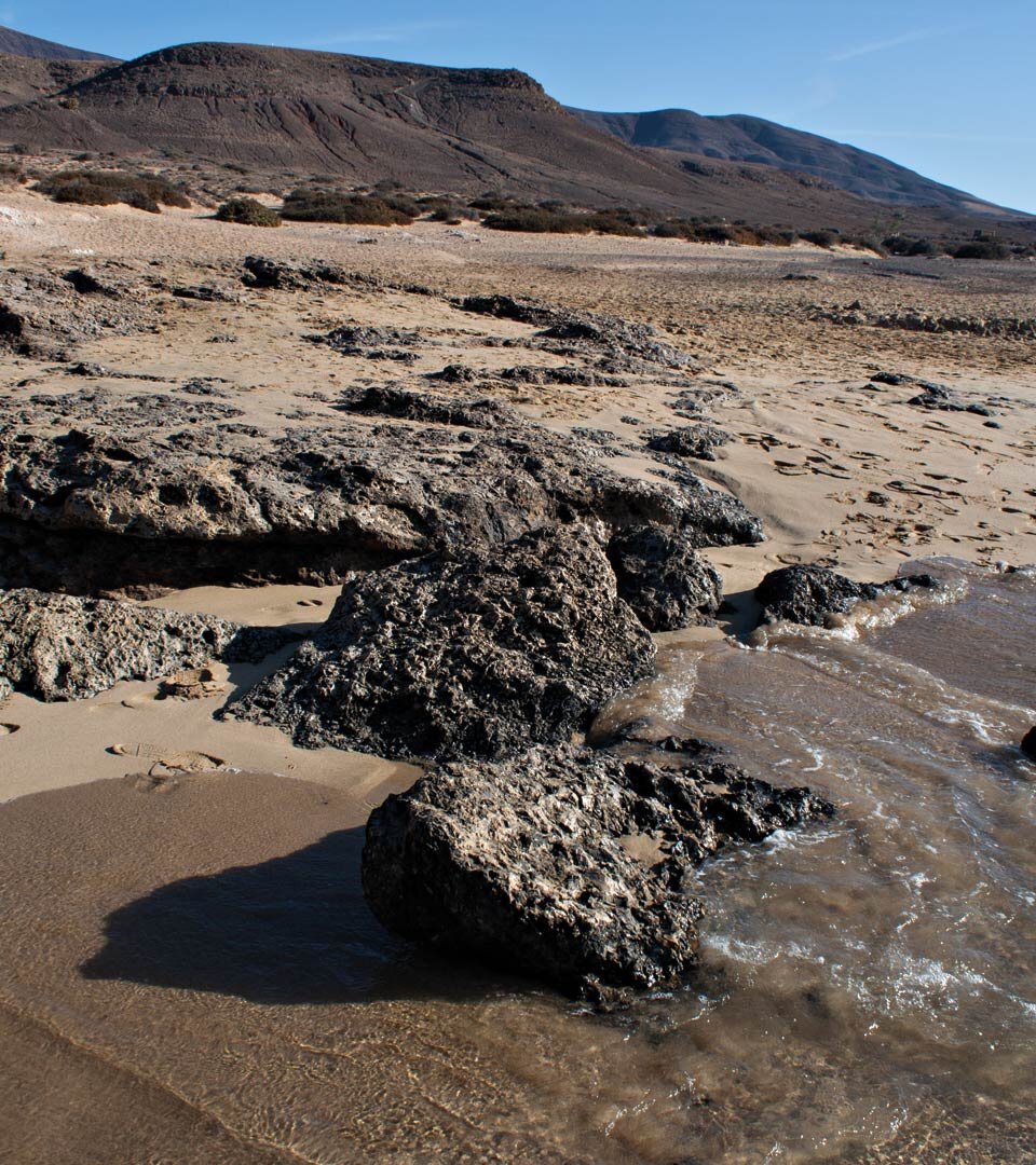 Blick vom Strand Playa Mujeres zum Ajaches-Gebirge auf Lanzarote