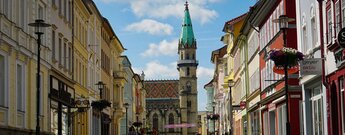 Georgstaße in Meiningen mit der Stadtkirche