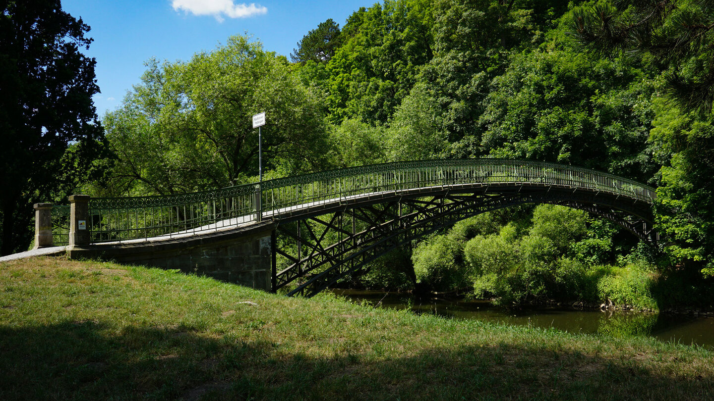 die Bogenbrücke in Meiningen über den Fluss Werra im Schlosspark die Bogenbrücke in Meiningen