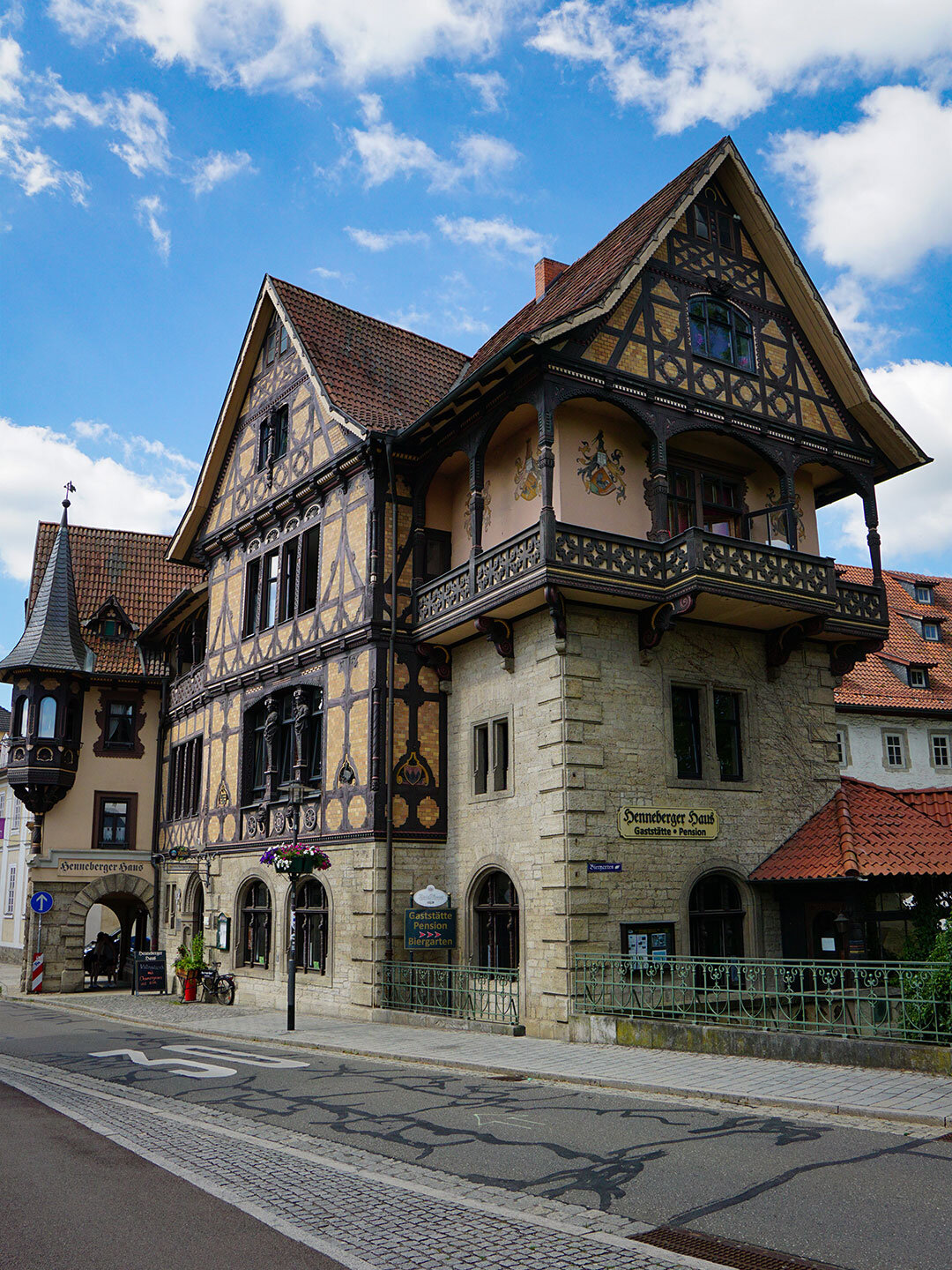 das Henneberger Haus in Meiningen ist ein Fachwerkbau aus dem 19. Jahrhundert das Henneberger Haus aus dem 19. Jahrhundert
