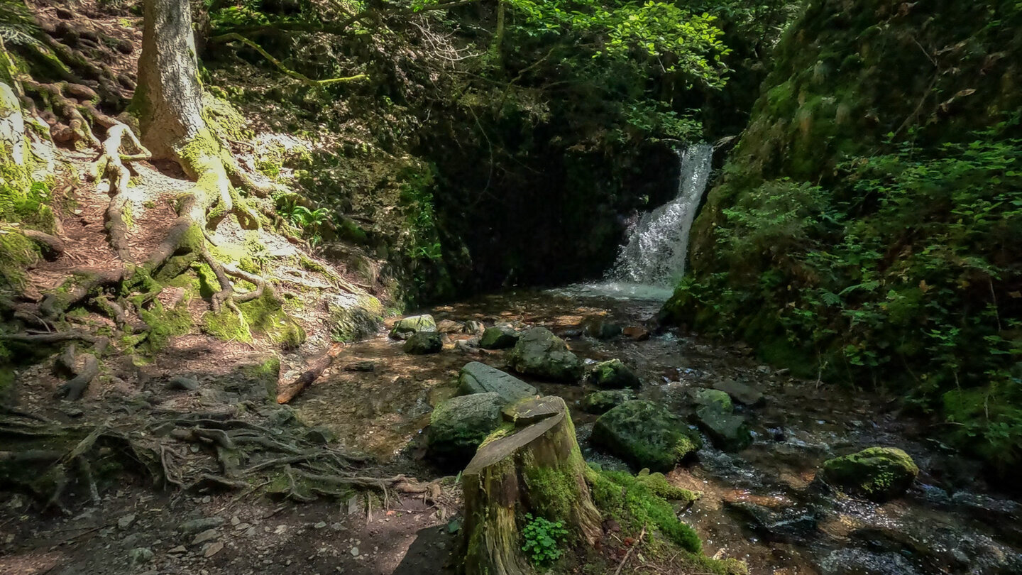 der Deglerbad Wasserfall auf dem Weg nach Ottenhöfen