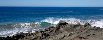 das Brechen der Wellen bietet ein wunderschönes Schauspiel während der gesamten Dauer der Wanderung