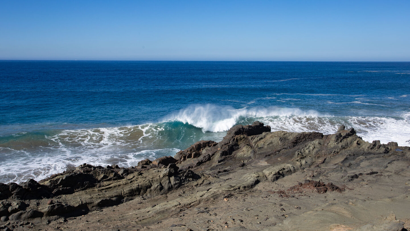 das Brechen der Wellen bietet ein wunderschönes Schauspiel während der gesamten Dauer der Wanderung