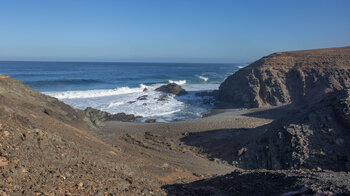 eine Meeresbucht mit Kiesstrand entlang der Route