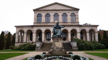 die Front des Kursaalgebäudes im Staatsbad Bad Brückenau