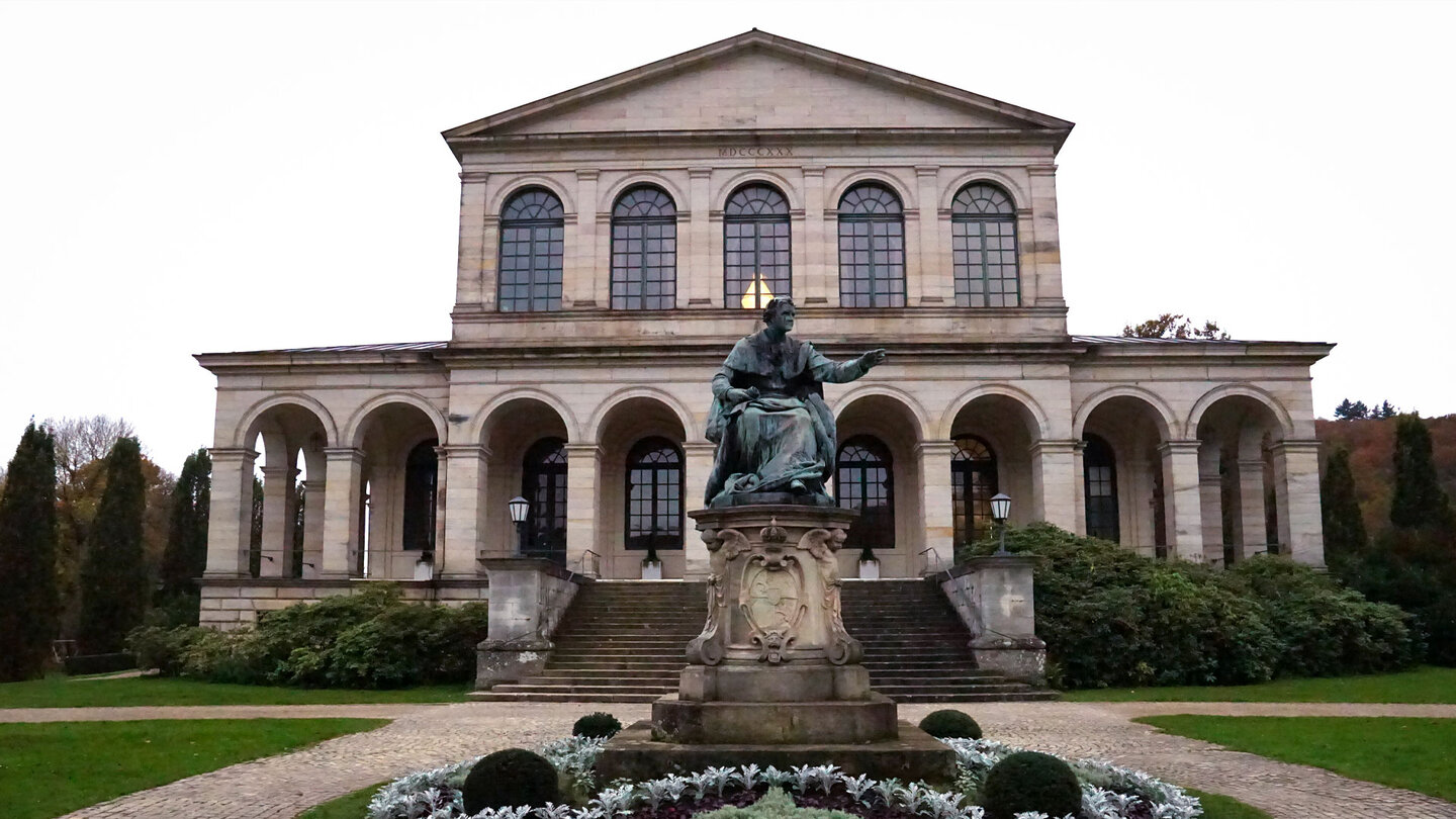 die Front des Kursaalgebäudes im Staatsbad Bad Brückenau