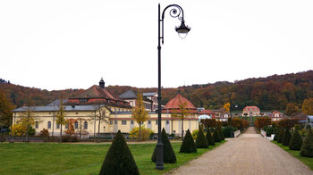 Blick über den Kurgarten zu den anderen Gebäuden
