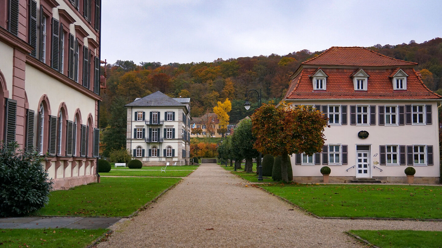 Blick entlang der Gebäude im Kurgarten des Staatsbads