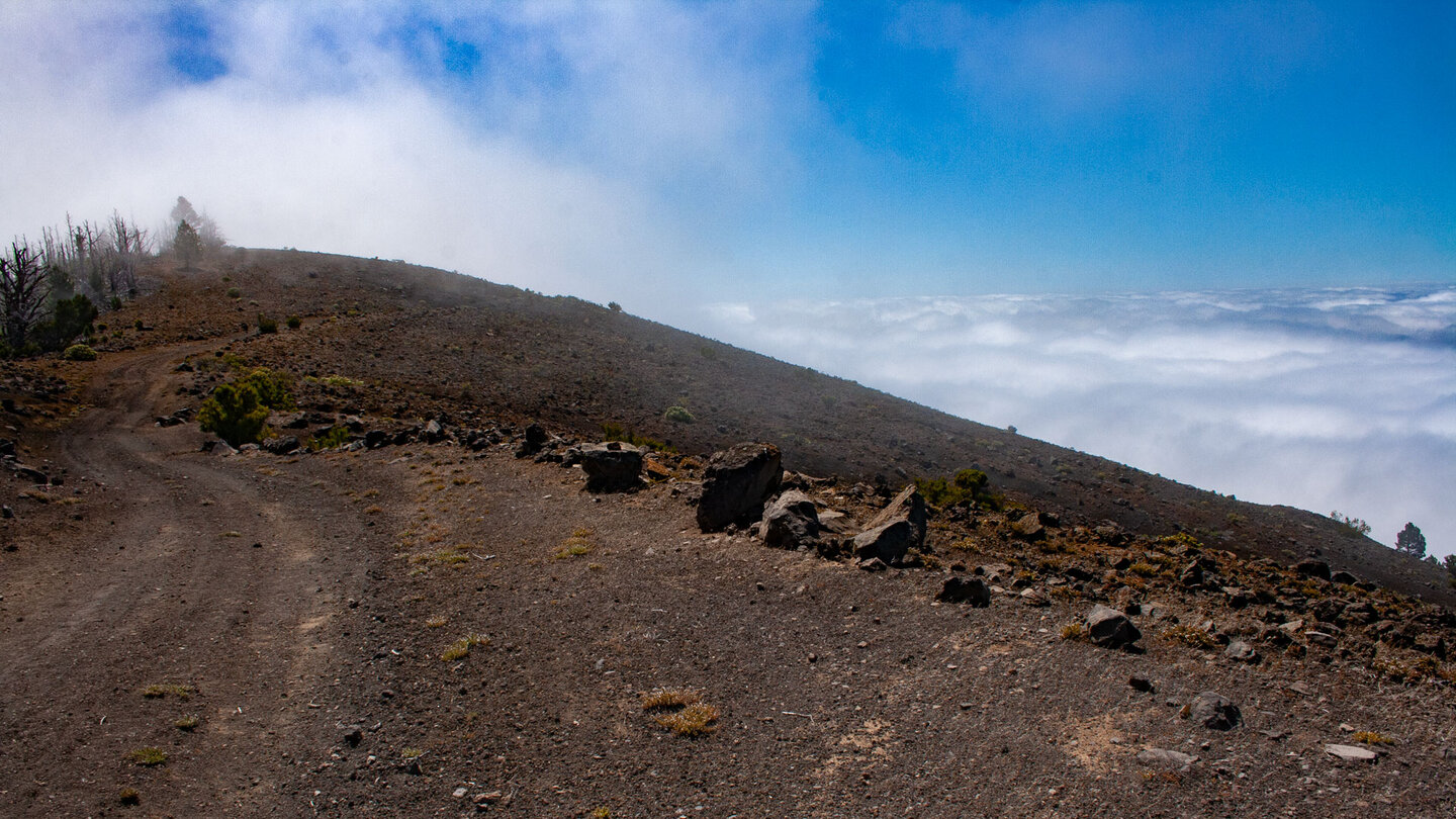 Wanderung durch Lapillifelder über dem Wolkenmeer