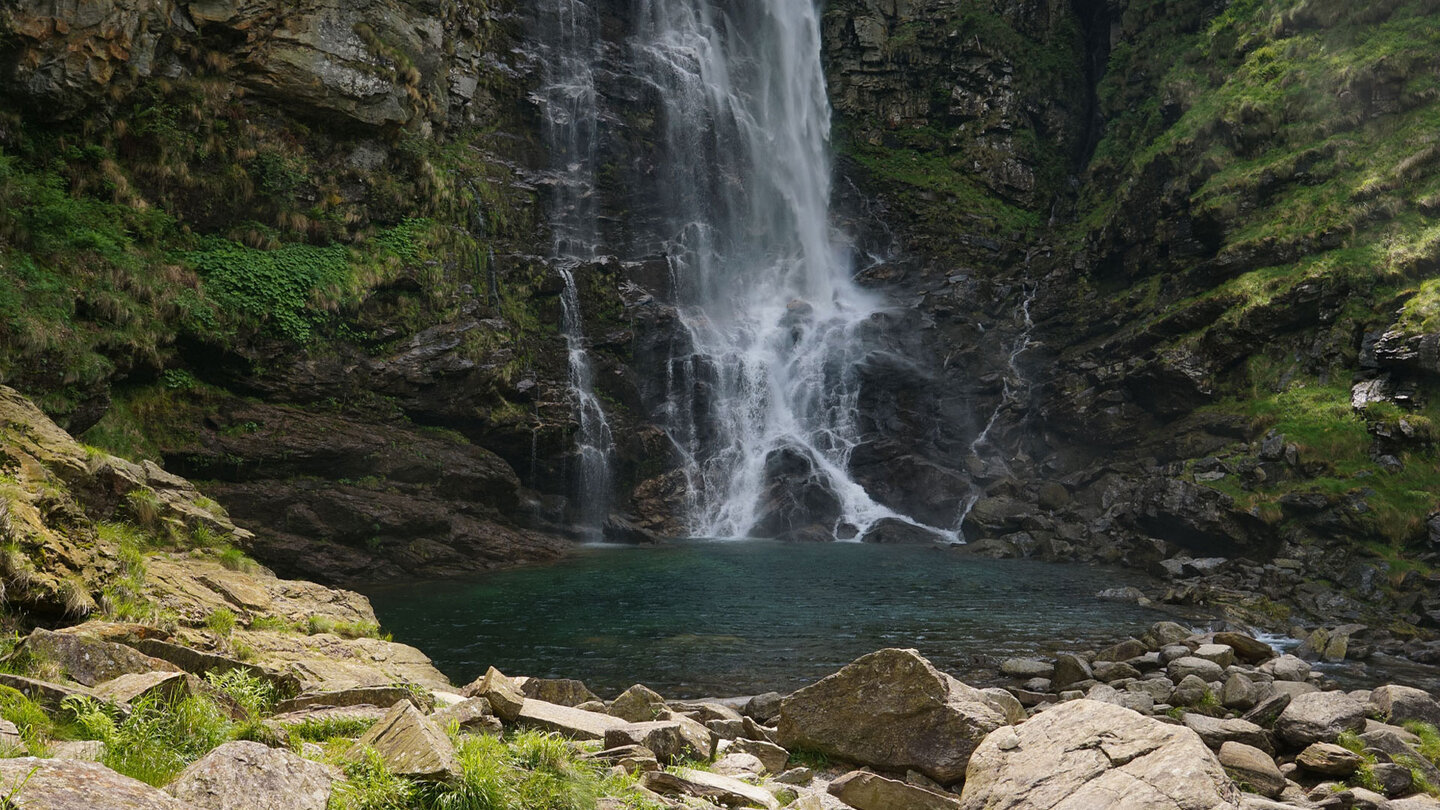Blick auf das Becken der Cascata La Froda im Valle Verzasca