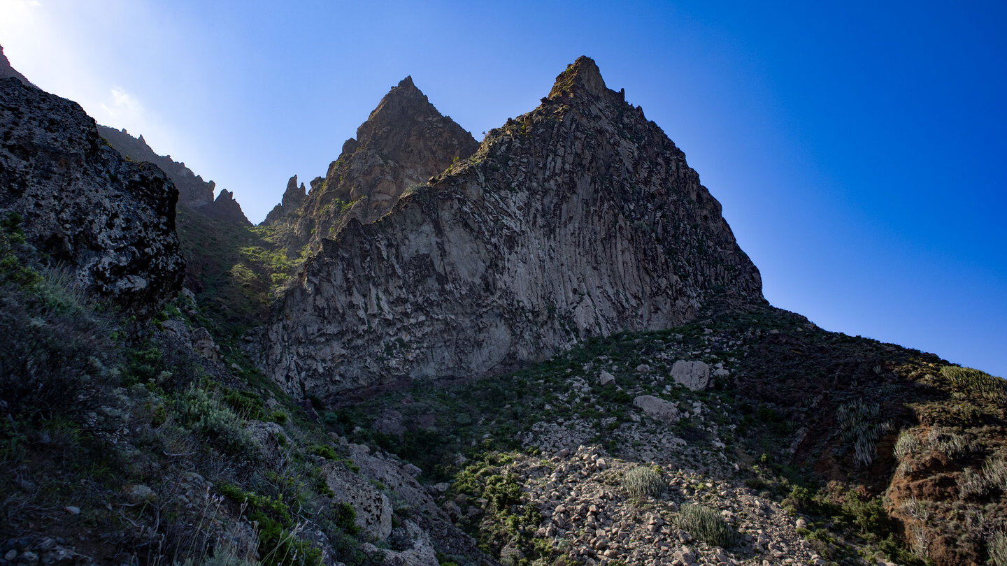 Basaltsäulen an den felsigen Gipfeln des Anaga
