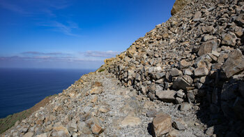 Wanderweg durch grobes Geröll an der Nordküste des Anaga-Gebirges