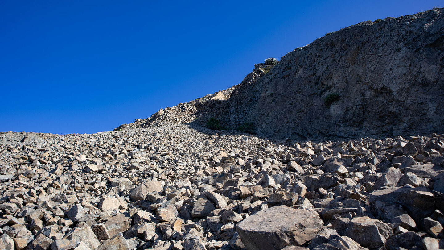 riesiges Geröllfeld mit brüchigen Basaltformationen
