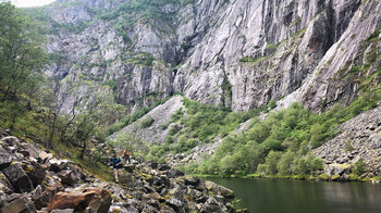 steile Felsflanken am Flusslauf des Bjoreio