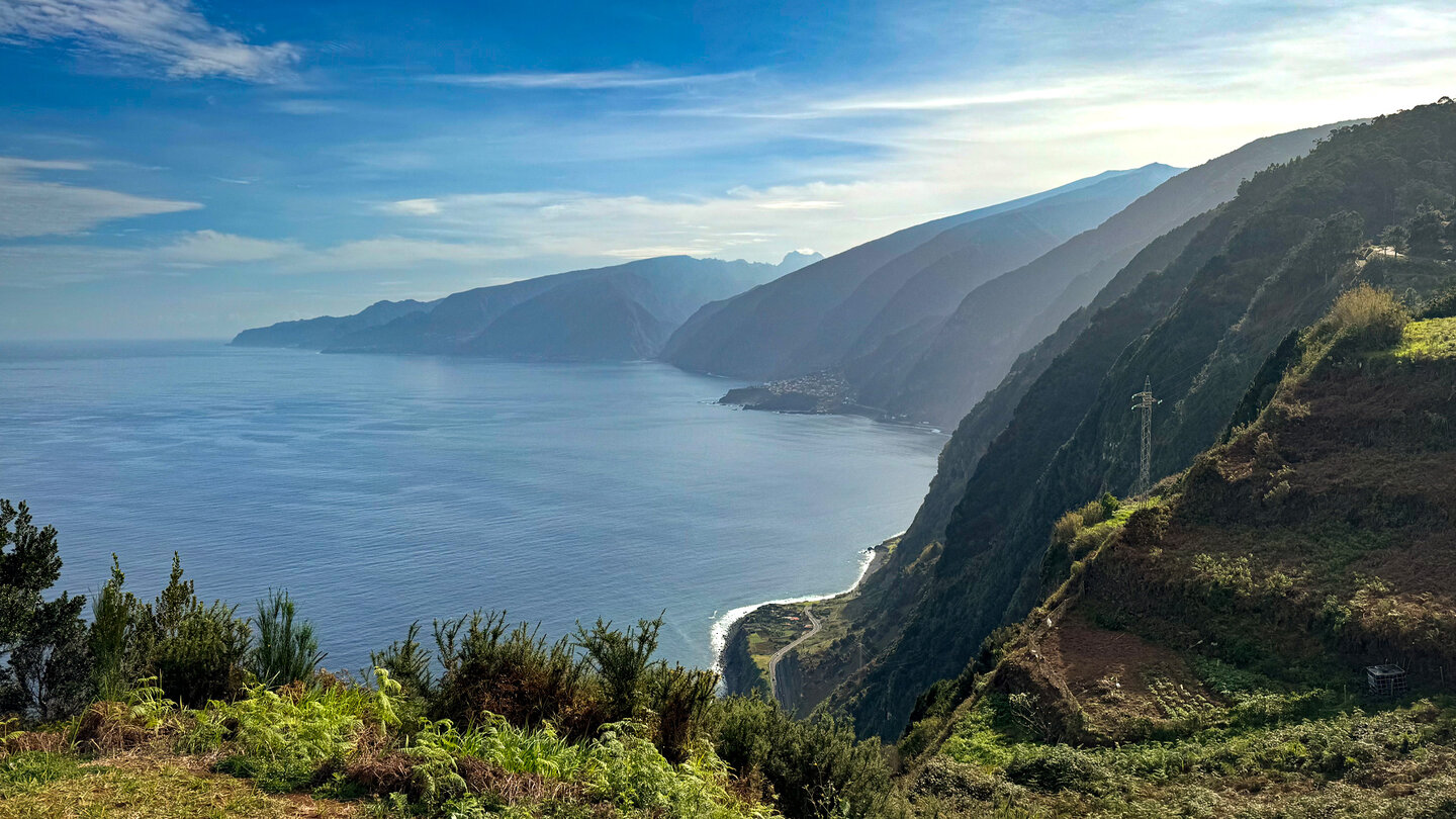 grandioser Ausblick über die Nordküste vom Aussichtspunkt Eira da Achada auf Madeira weiter Ausblick über die Nordküste vom Aussichtspunkt Eira da Achada