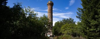 Der Hohlohturm mit Wanderweg