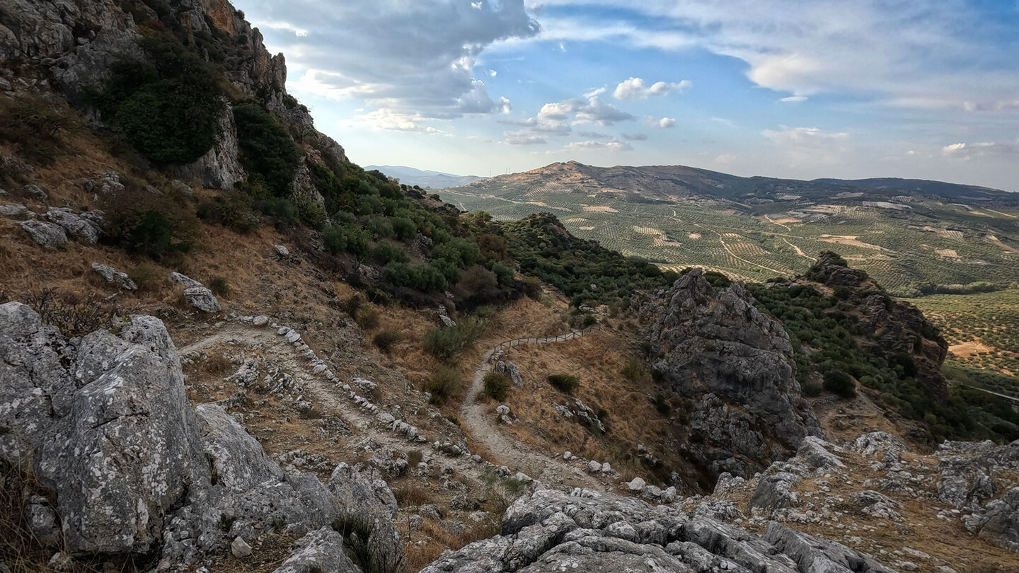 der Wanderweg windet sich in Serpentinen bergauf