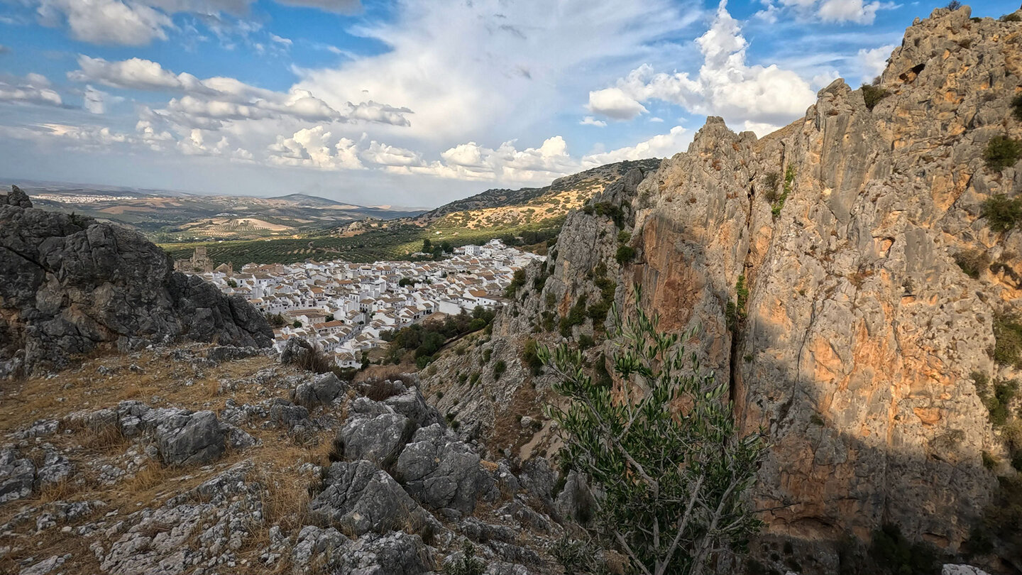 Blick über den Cañón del Río Bailón auf Zuheros