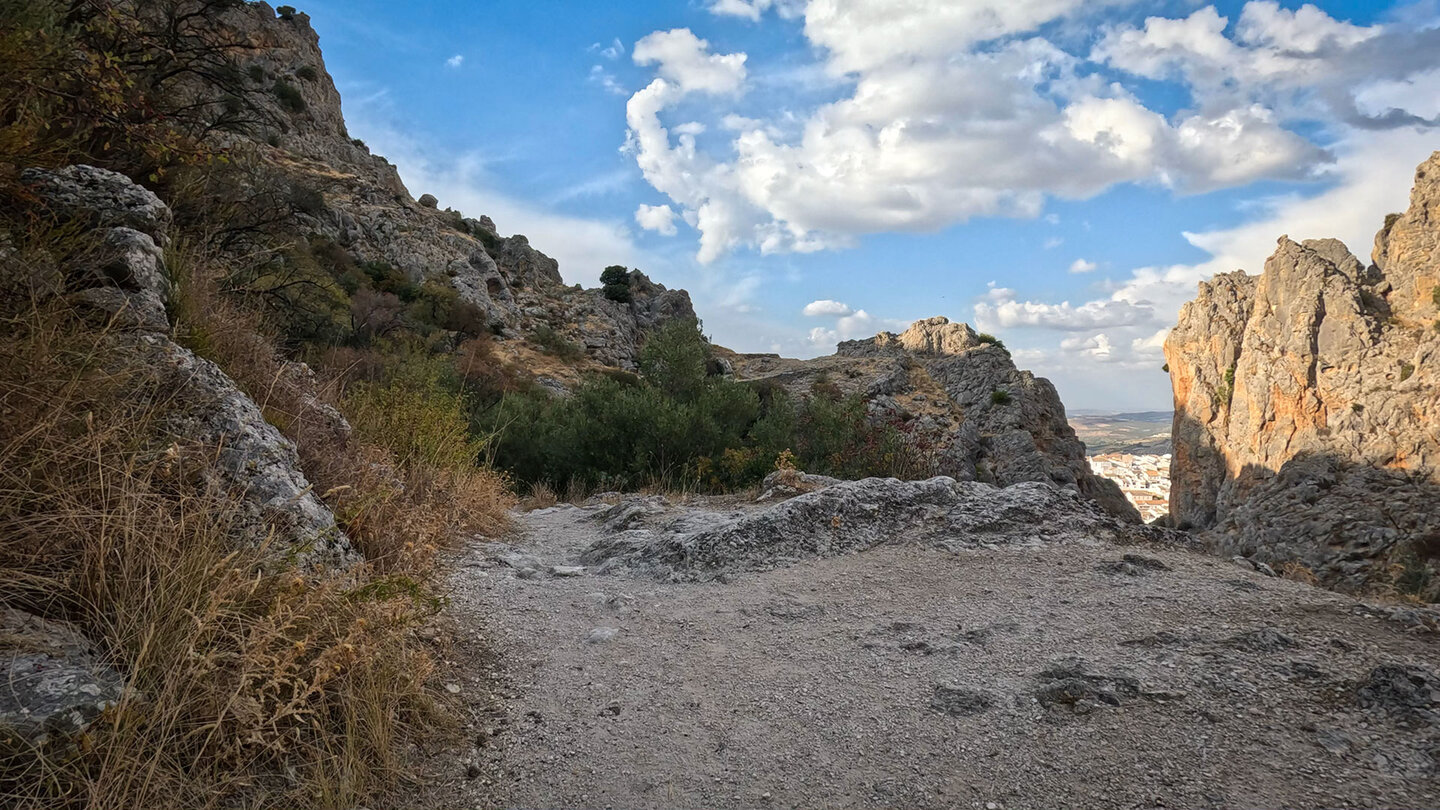 Zuheros zwischen den Klippen der Bailón-Schlucht