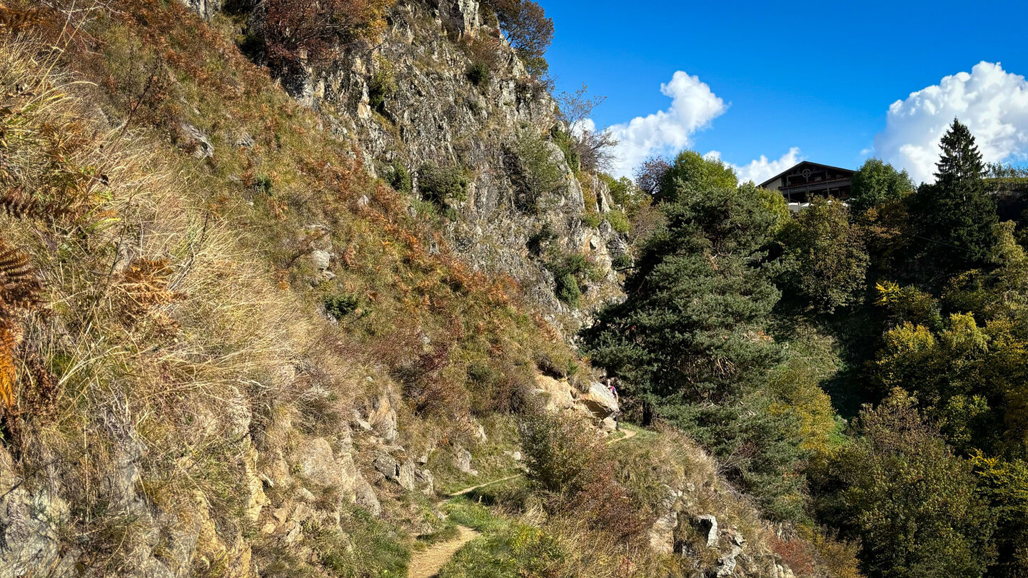 Route schlängelt sich entlang der Bergflanke