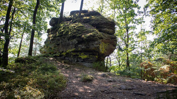 Nur wenige Meter von der großen Dickenbergwand entfernt ragt das Dickenbergtürmchen auf.