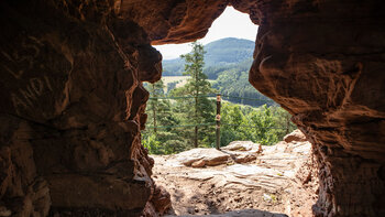 Das Felsentor am Dickenbergturm ist ein Durchbruch im Buntsandstein.