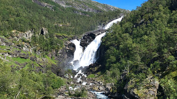der Nyastølfossen wird von Schmelzwasser der Hardangervidda-Hochebene gespeist