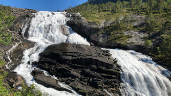 die Wassermassen stürzen den Nyastølfossen herunter