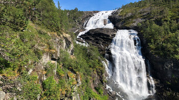 der Wasserfall Nyastølfossen in Vestland