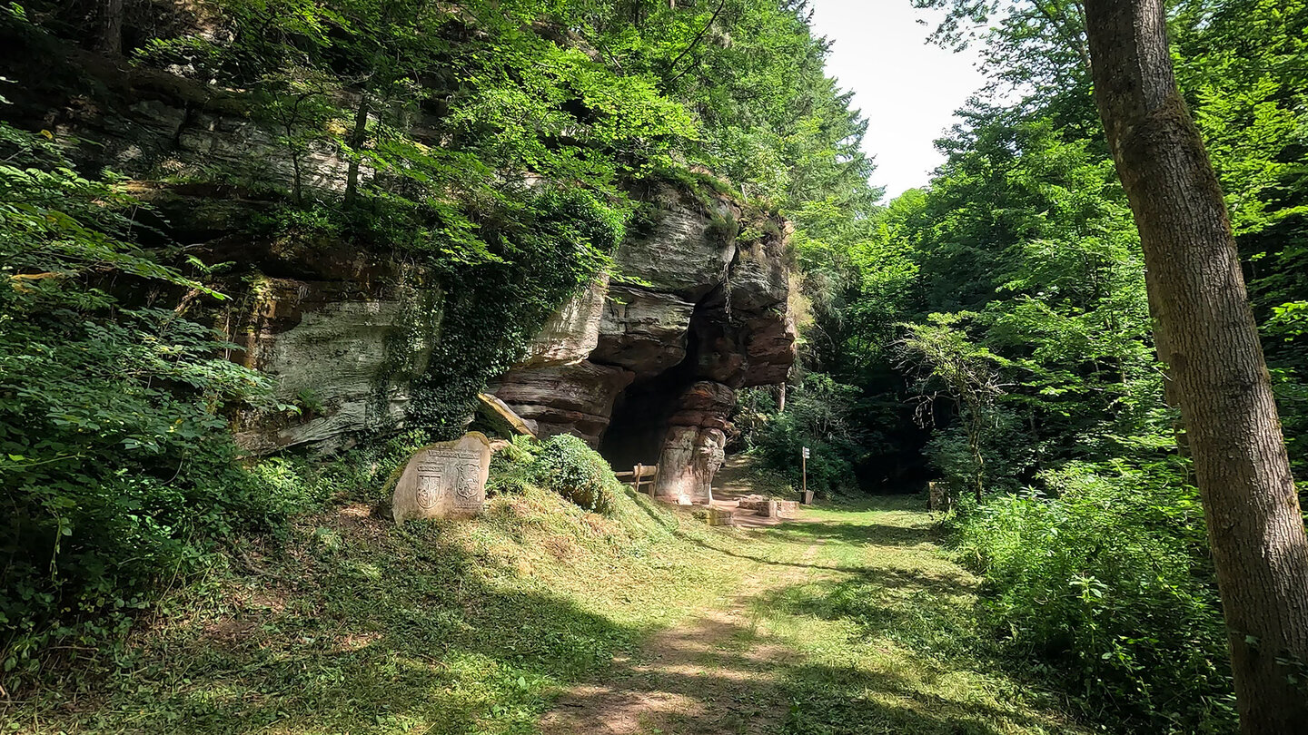 der Kuhfelsen im Clauser Tal am Rodalber Felsenwanderweg Kuhfelsen am Rodalber Felsenwanderweg