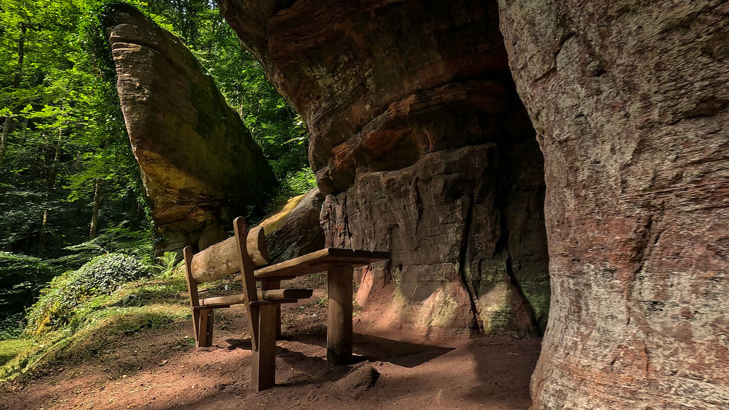 Rastplatz für Wanderer am Kuhfelsen bei Rodalben in der Pfalz Rastplatz für Wanderer am Kuhfelsen bei Rodalben