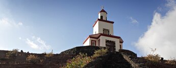 auf dem Vulkankegel Joapira thront der Glockenturm der Nuestra Señora de la Candelaria über dem Tal