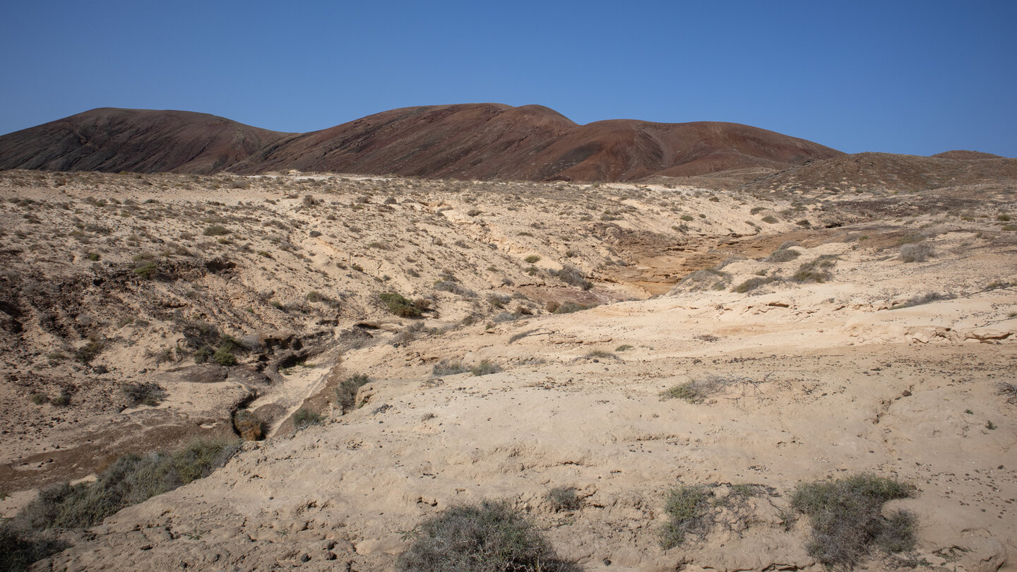 die Vulkan Las Agujas Grandes und Las Agujas Chicas auf La Graciosa bei Lanzarote die Vulkan Las Agujas Grandes und Las Agujas Chicas auf La Graciosa bei Lanzarote