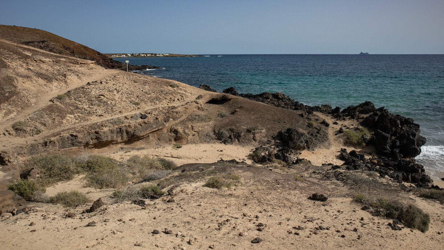 Blick auf den Atlantik am Ausläufer der Schlucht Barranco de los Conejos an der Ostküste von La Graciosa Ausläufer der Schlucht Barranco de los Conejos an der Ostküste von La Graciosa