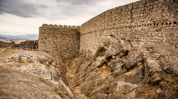 der Burggraben des Castillo de Jimena de la Frontera
