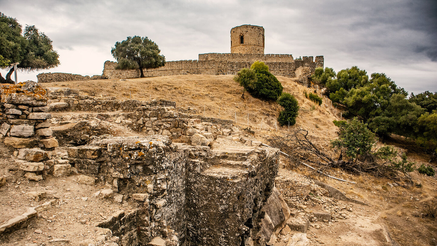 Blick über den Templo Romano zum Alcazaba von Jimena