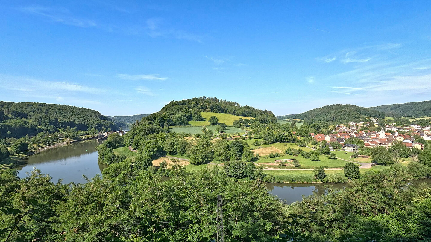 Aussicht auf das Neckartal mit der Staustufe Guttenbach Aussicht ins Neckartal mit der Staustufe Guttenbach