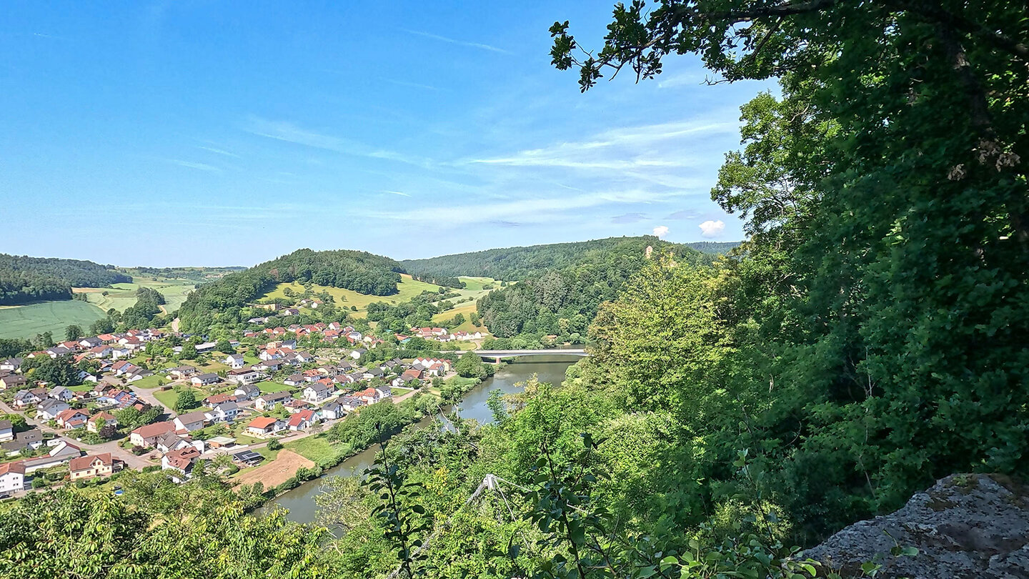 Ausblick vom Gickelfelsen auf Guttenbach Ausblick vom Gickelfelsen auf Guttenbach