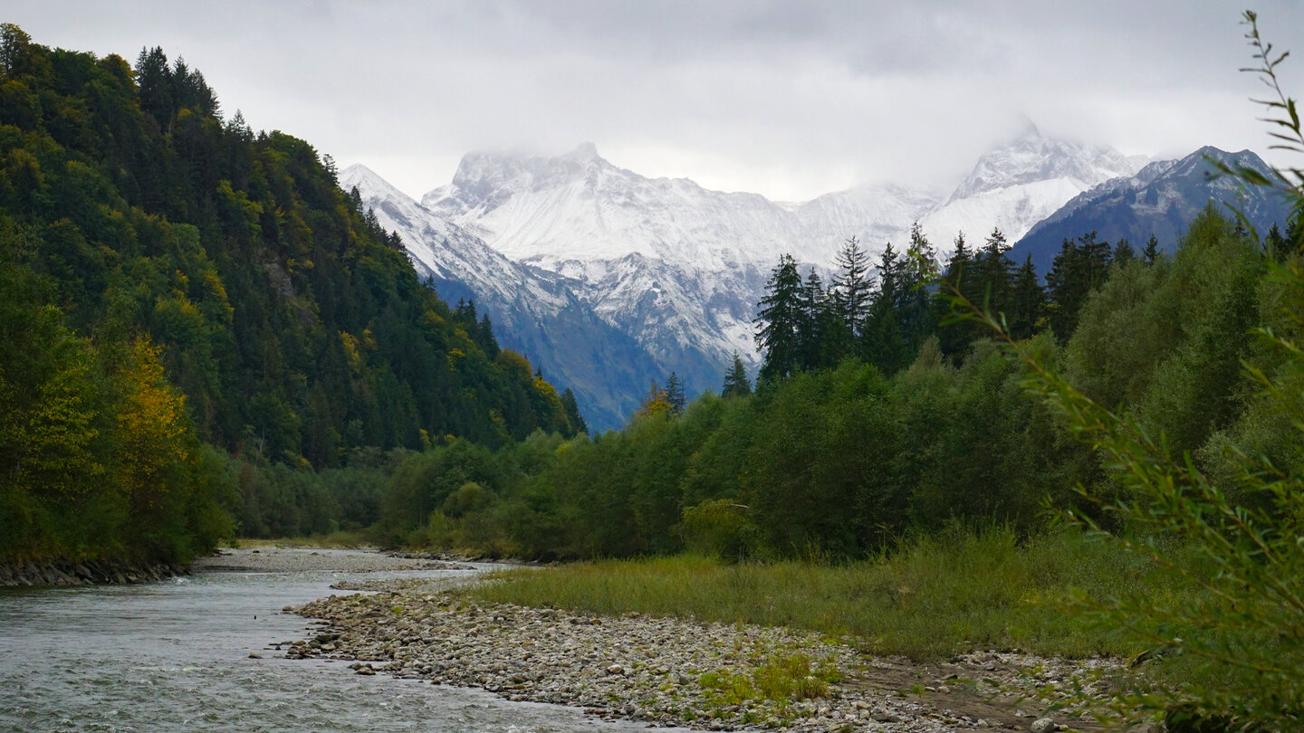 Blick von Fischen über den Inn auf die Allgäuer Alpen