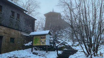Wanderziel Kösseinehaus mit dem Kösseine-Aussichtsturm im Fichtelgebirge