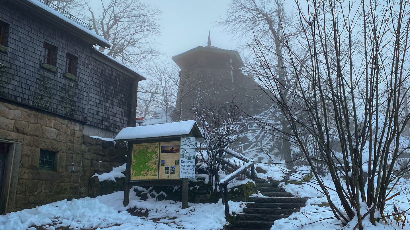 Wanderziel Kösseinehaus mit dem Kösseine-Aussichtsturm bei Reichenbach im Fichtelgebirge Wanderziel Kösseinehaus mit dem Kösseine-Aussichtsturm im Fichtelgebirge