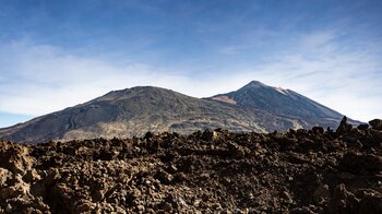 Blick über die Lavafelder zum Teide-Massiv mit Pico Viejo und Narices del Teide