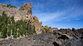 Durchquerung der Lavafelder unterhalb eines Felsmassivs