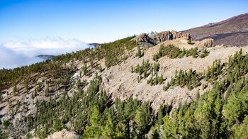 Bergflanke des Montaña el Cedro mit aufsteigenden Wolken