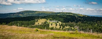 Blick vom Herzogenhorn nach Norden: Felber Leistungszentrum und Feldberg im Hintergrund