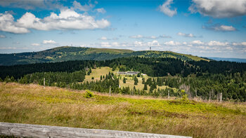 Blick vom Herzogenhorn nach Norden: Felber Leistungszentrum und Feldberg im Hintergrund